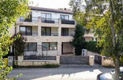 Poreč, prekrasna kuća u nizu sa saunom i jacuzzijem, blizu centra grada