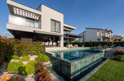 Villa in modernem Design mit 5 Schlafzimmern, nur 900 m vom Meer entfernt