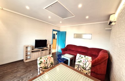 Ekskluzivna ponudba agencije: Stanovanje v Stranići z dvema spalnicama in vrtom za uporabo, pogled na morje.