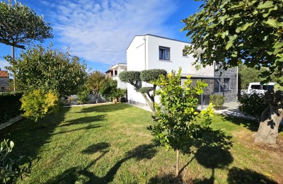 Popolnoma opremljena moderna dvojna hiša v bližini Poreča