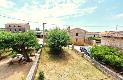 Porec, traditionelles istrisches Steinhaus in einer Reihenhausbebauung, renoviert