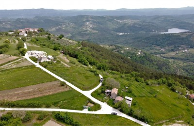 Motovun, parcela sa pravomoćnom građevinskom dozvolom, u blizini priključci za vodu i struju