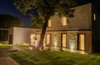 Exclusive villa with a pool and a view of untouched nature