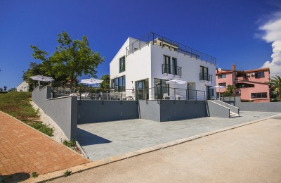 Namješteni stan sa dvije spavaće sobe, u prizemlju moderne zgrade