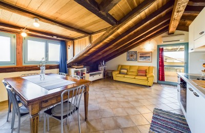 Porec, Dachwohnung mit großer Terrasse und zwei Schlafzimmern. Swimmingpool und Tennisplatz in Gebrauch