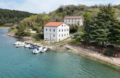 Prvi red do mora, Istra!! Kamena kuća za adaptaciju, sa velikom povijesnom vrijednošću