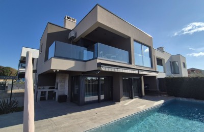 Moderna dvojna vila z bazenom, le 500 m od morja.