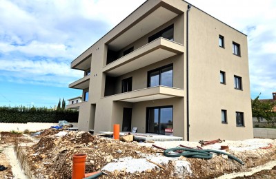 Moderne Zwei-Zimmer-Wohnung in einem Gebäude mit Aufzug, Meerblick - in Aufbau