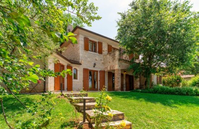 Ekskluziva agencije! Prekrasna kamena vila sa bazenom, okružena zelenilom, 10 km od Poreča