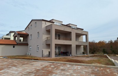 Poreč, novi stan sa 3 spavaće sobe, 9 km od centra grada