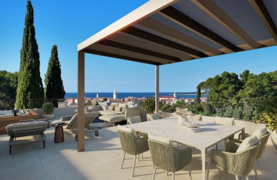 EKSKLUZIVA AGENCIJE ! Poreč, luksuzni dvoetažni stan sa krovnom terasom, 600 m od mora