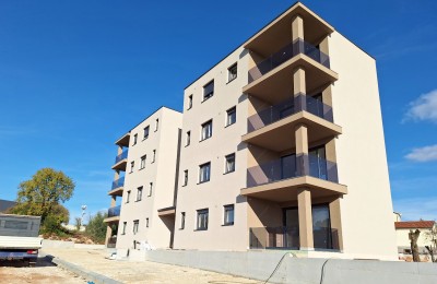 Stan u prizemlju sa vrtom u novogradnji, blizina centra Poreča