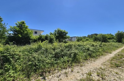 Poreč, građevinsko zemljište za gradnju 5 stambenih jedinica, 1,5 km od mora