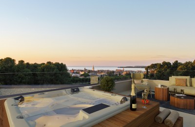 EXKLUSIV BEI DER AGENTUR! Poreč, luxuriöse Maisonette-Wohnung mit Dachterrasse, 600 m vom Meer entfernt