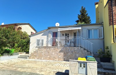 Ekskluziva agencije! Potpuno namještena kućica prizemnica  sa vrtom,4 km od Poreča !