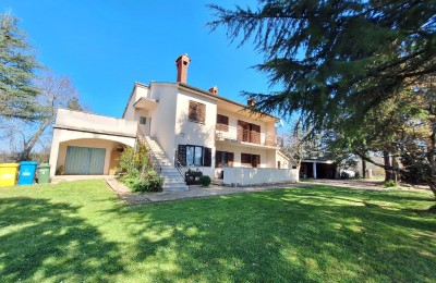 Samostojeća kuća u blizini Poreča sa dva velika stana na parceli od 2700 m2 građevinskog terena