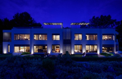 EXKLUSIV BEI DER AGENTUR! Poreč, luxuriöse Maisonette-Wohnung mit Innenpool und Wellnessbereich, 600 m vom Meer entfernt