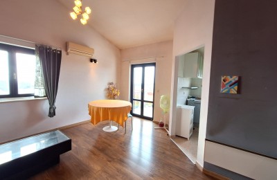 Dvoiposobni stan na 2. katu, samo 2 km od Poreča