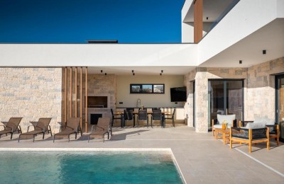 Fully equipped modern villa, just 2 km from the sea.