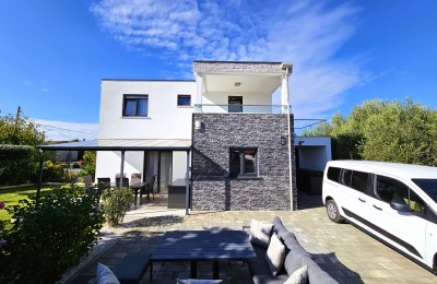 Popolnoma opremljena moderna dvojna hiša v bližini Poreča