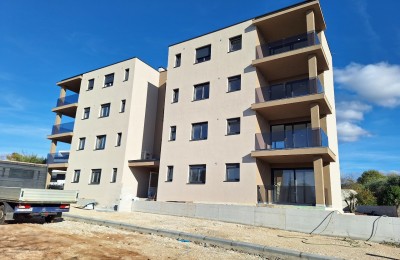 Stan u prizemlju sa vrtom u novogradnji, blizina centra Poreča