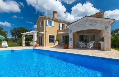 Poreč, okolica, lijepa samostojeća vila sa bazenom, 16 km od Poreča