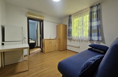 Červar-Porat, namješten stan sa jedenom spavaćom sobom samo 100 metara od mora