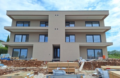 Dvosobno stanovanje z vrtom velikosti 400 m2, v pritličju moderne stavbe - v fazi gradnje