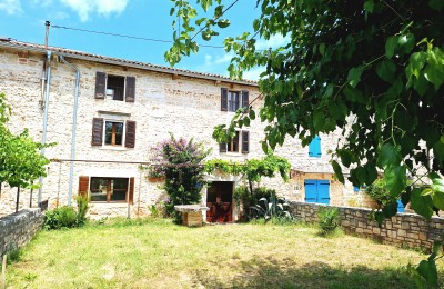 Porec, traditionelles istrisches Steinhaus in einer Reihenhausbebauung, renoviert