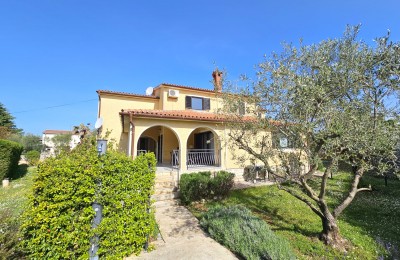 Kuća sa dva prostrana etažirana stana, samo 2 km od mora i centra