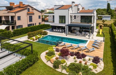 Vila modernog dizajna sa 5 spavaćih soba, samo 900 m od mora