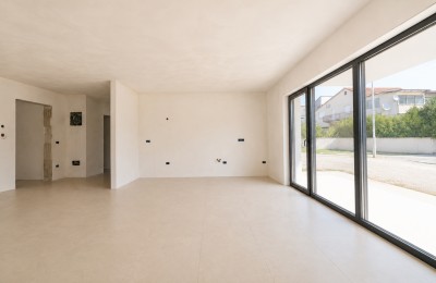 Prostran stan u prizemlju novogradnje, 119,35 m² – okolica Poreča, 800 m od mora