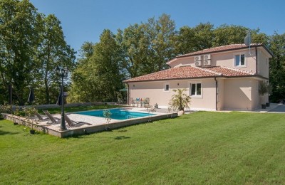 Samostojeća vila sa četiri spavaće sobe, na mirnoj poziciji okružena zelenilom