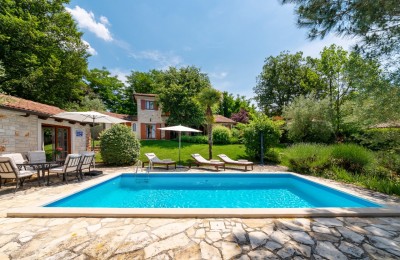 Samo pri agenciji Poreč Immobilien! Čudovita kamnita vila z bazenom, obdana z zelenjem, le 10 km od Poreča