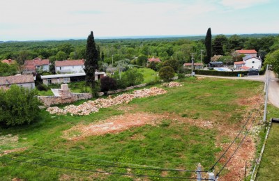 Zemljište na odličnoj lokaciji sa građevinskom dozvolom za vilu sa bazenom