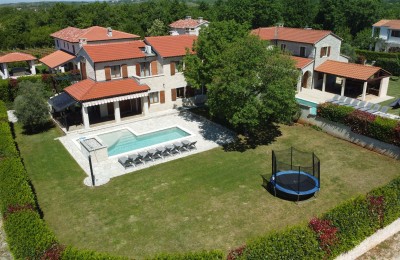 Okolica Višnjana, kamena vila sa 4 spavaće sobe i lijepo uređenom okućnicom