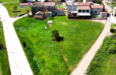 Ekskluziva agencije! Kamena kuća sa odvojenim građevinskim zemljištem