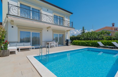 Poreč, elegantna i vrlo kvalitetna dvojna vila sa bazenom i 4 spavaće sobe, potpuno namještena