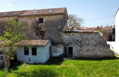 Ekskluziva agencije! Kamena kuća sa odvojenim građevinskim zemljištem